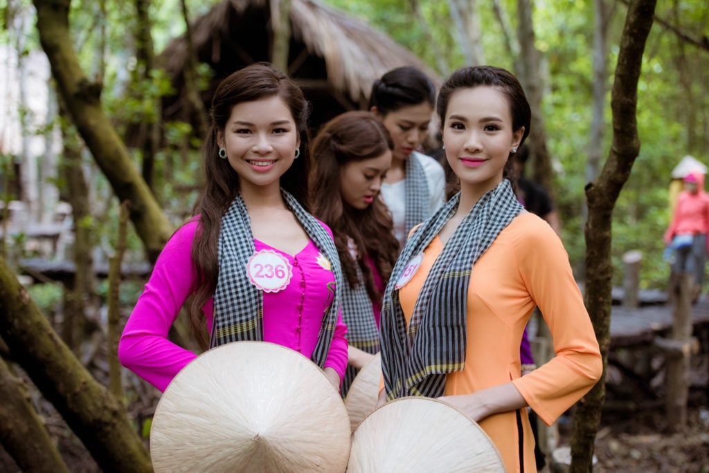 Các thí sinh xinh đẹp với áo bà ba.